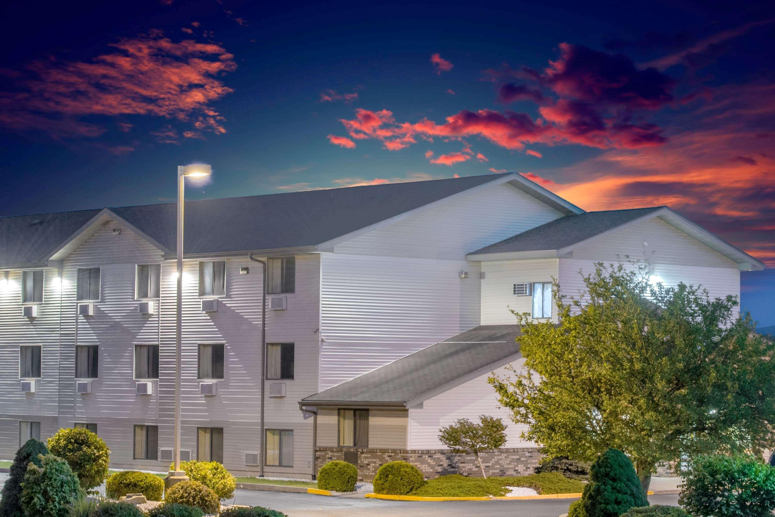 Super 8 By Wyndham Altoona Hotel Exterior photo